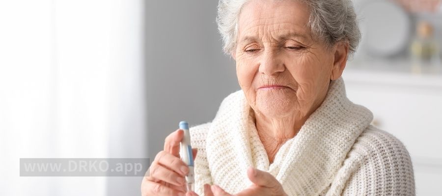 زن پیر در حال اندازه گیری قند خون